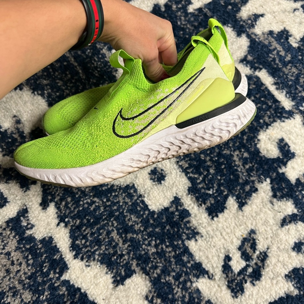 GENTLY WORN NIKE RUNNING SHOES! - Picture 2 of 9